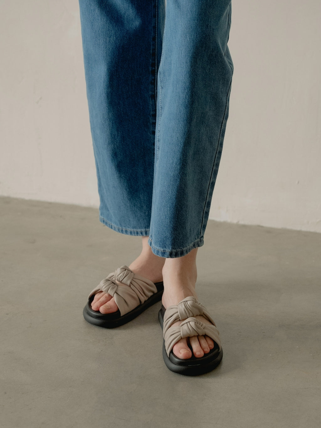 Knotty Marshmallow - Fog Leather