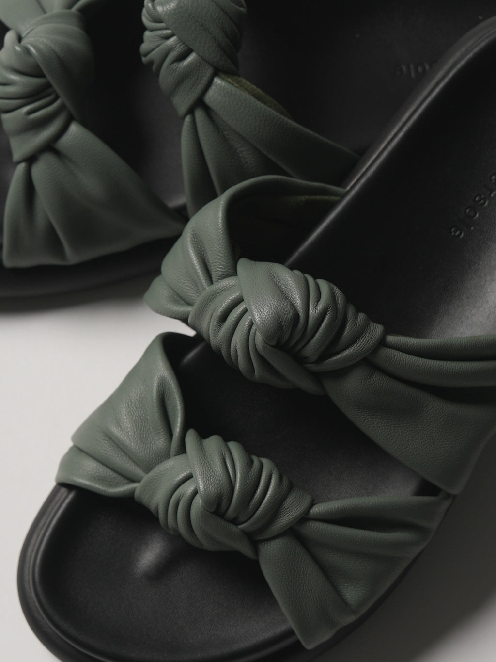 Knotty Marshmallow - Forest Leather