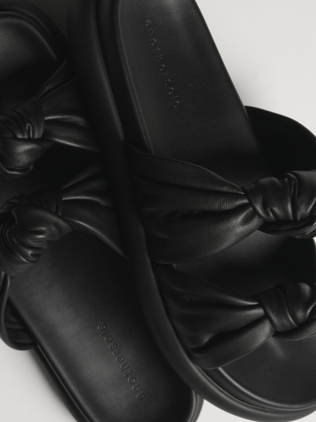 Knotty Marshmallow - Black Leather