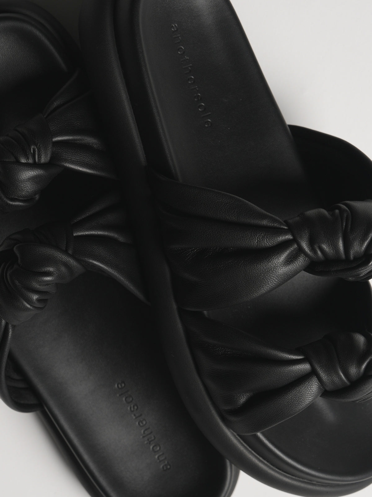 Knotty Marshmallow - Black Leather