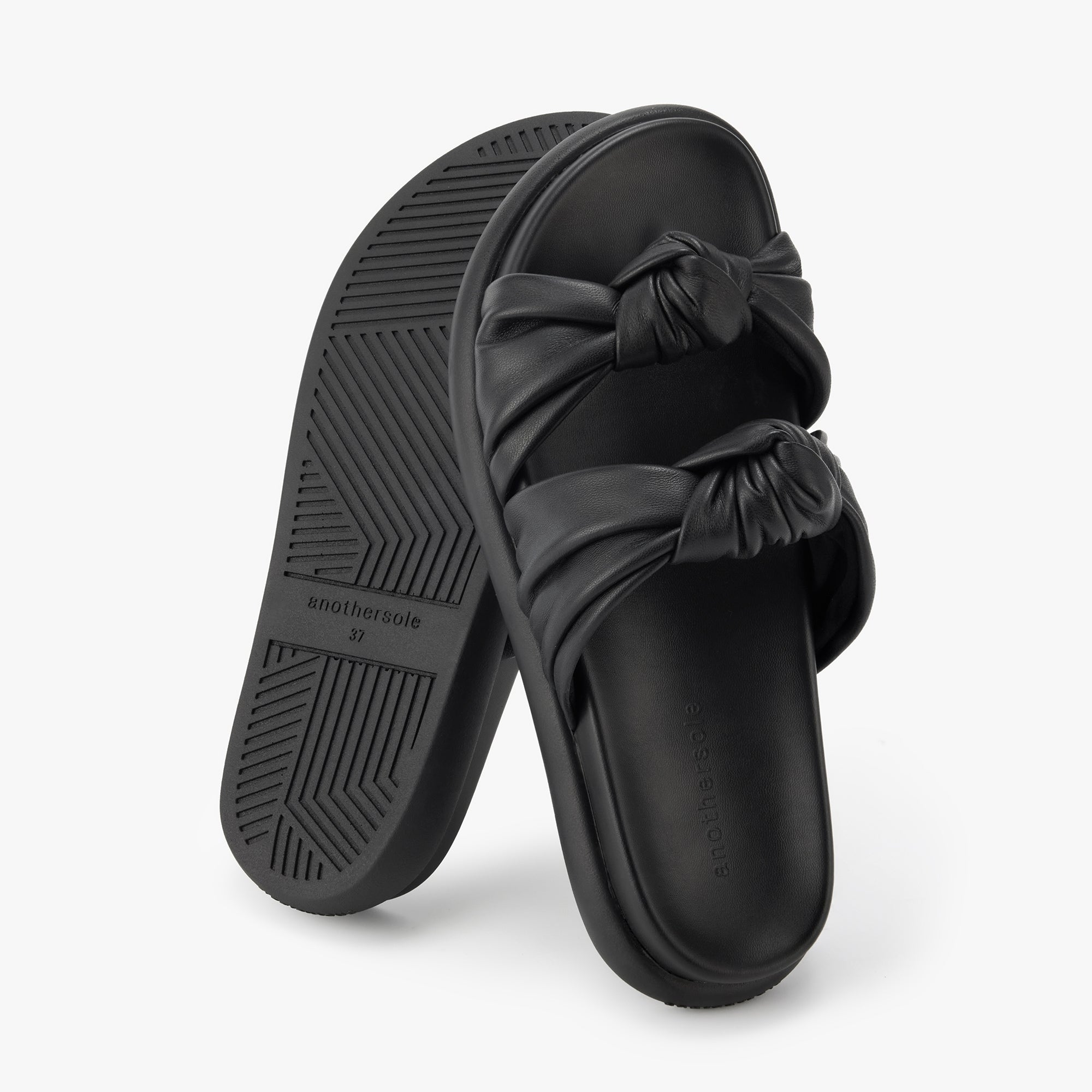 Knotty Marshmallow - Black Leather