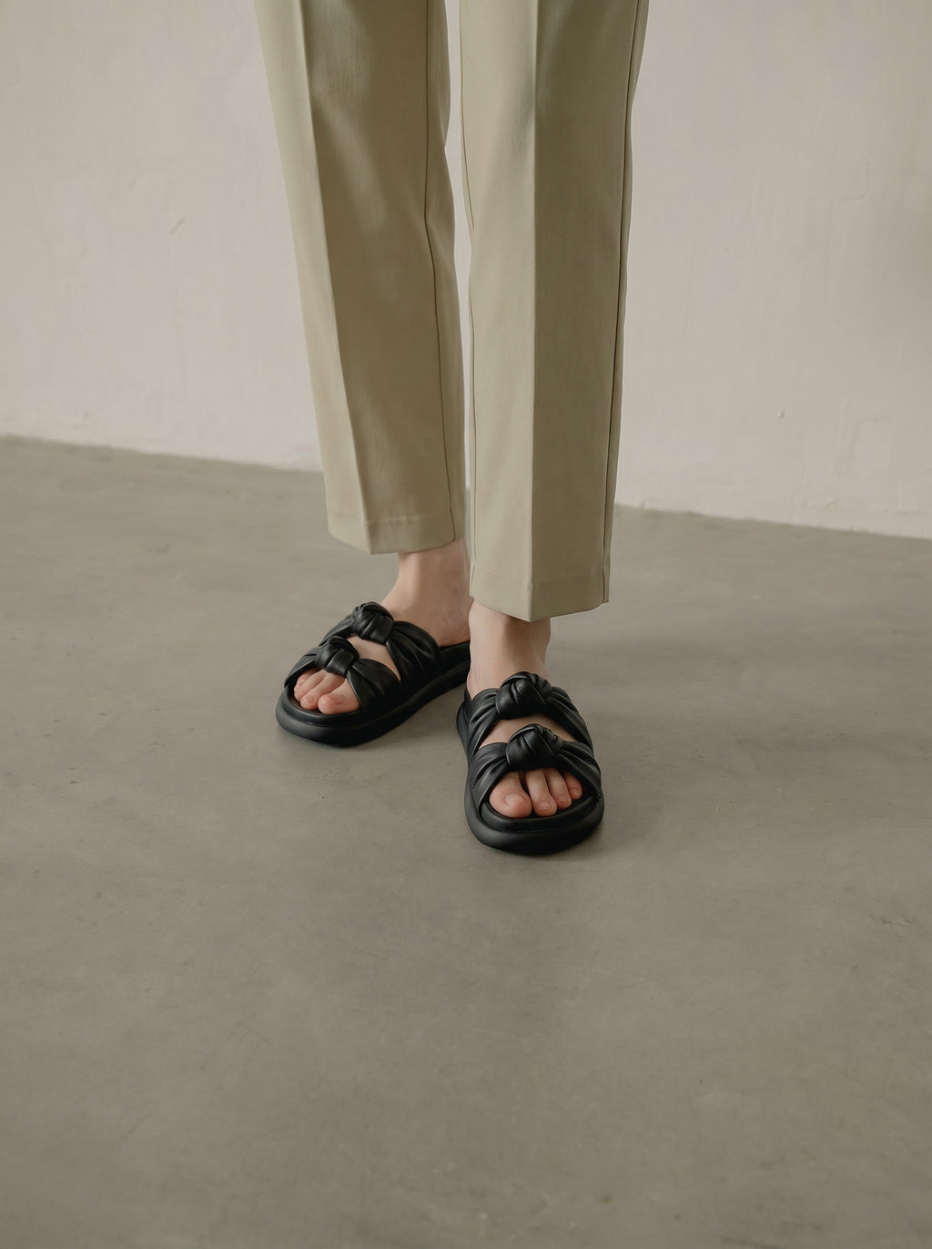 Knotty Marshmallow - Black Leather